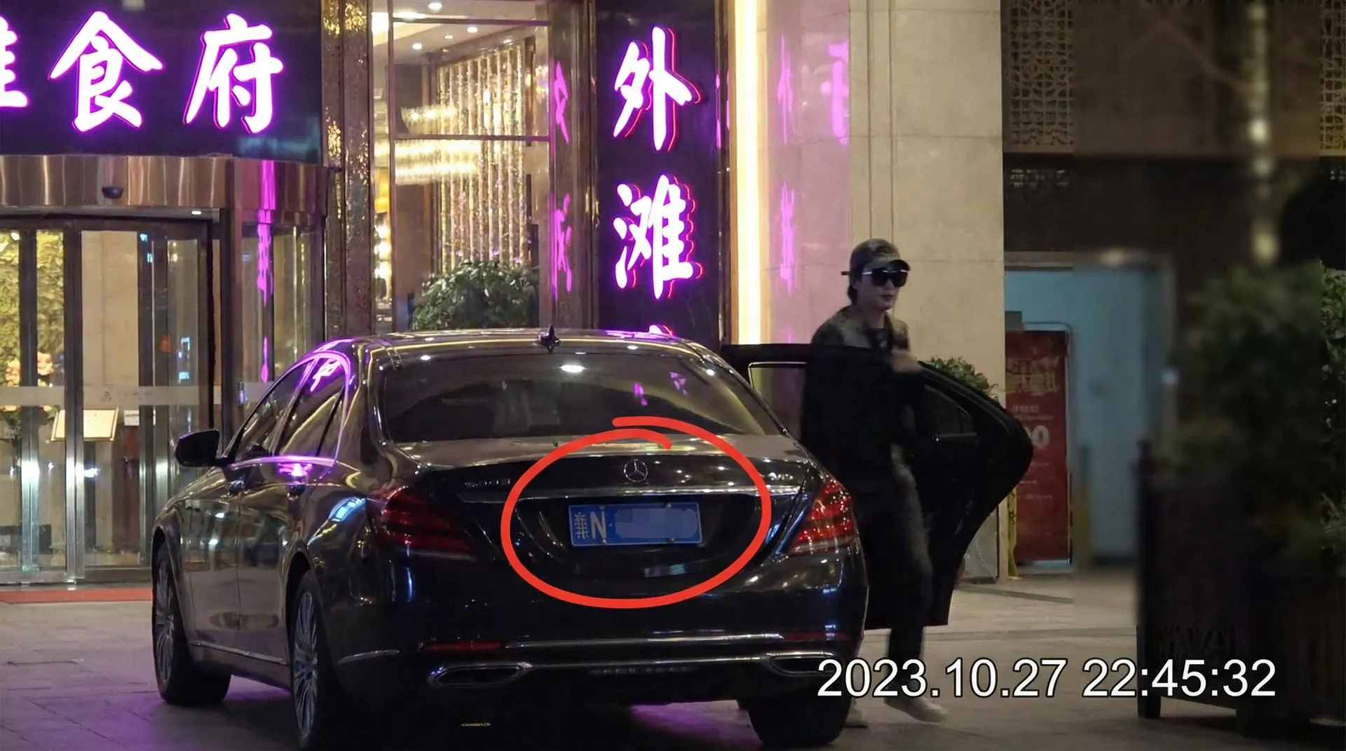 亚盈体育网站 - 豪车餐厅外偷拍